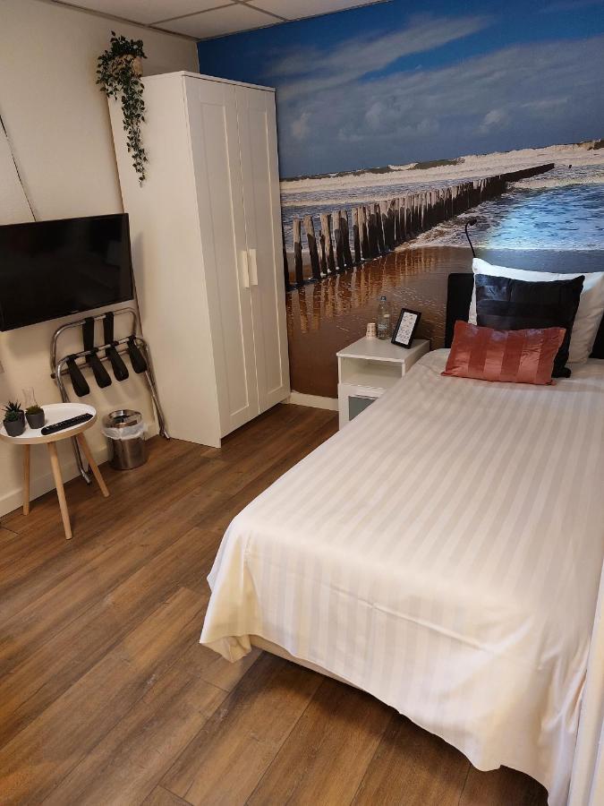 Hotel De Zwaan Schoondijke Bagian luar foto