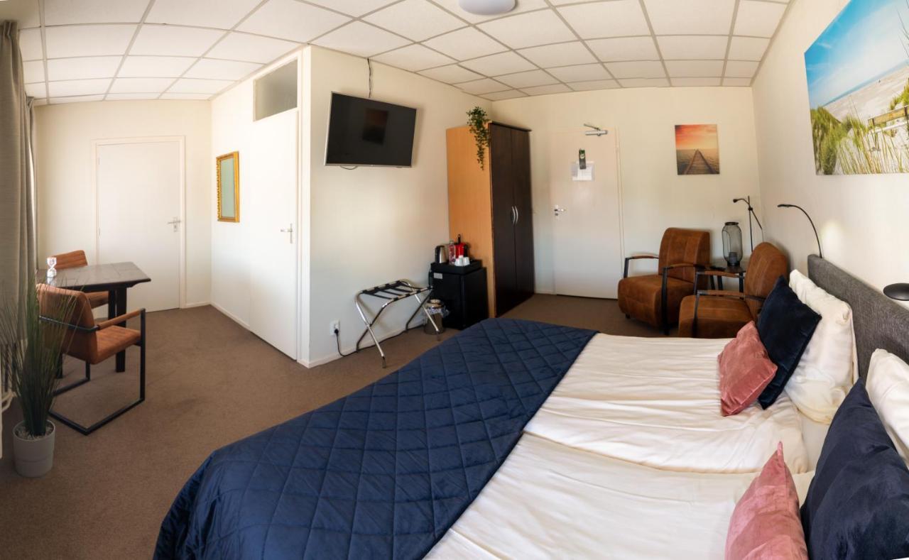 Hotel De Zwaan Schoondijke Bagian luar foto
