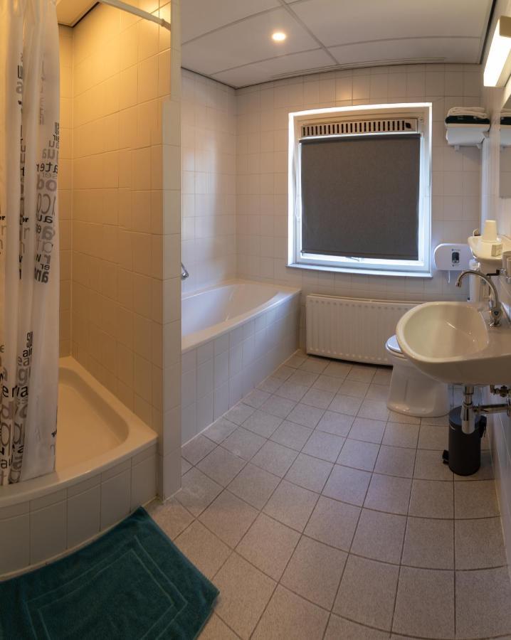 Hotel De Zwaan Schoondijke Bagian luar foto