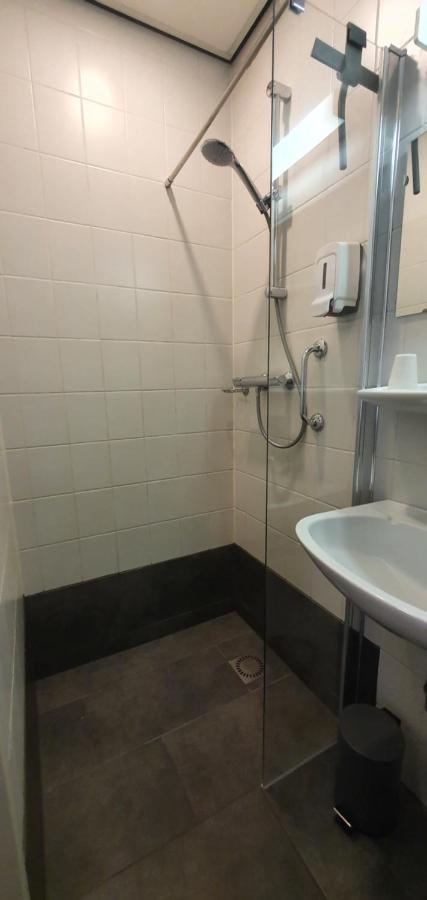 Hotel De Zwaan Schoondijke Bagian luar foto