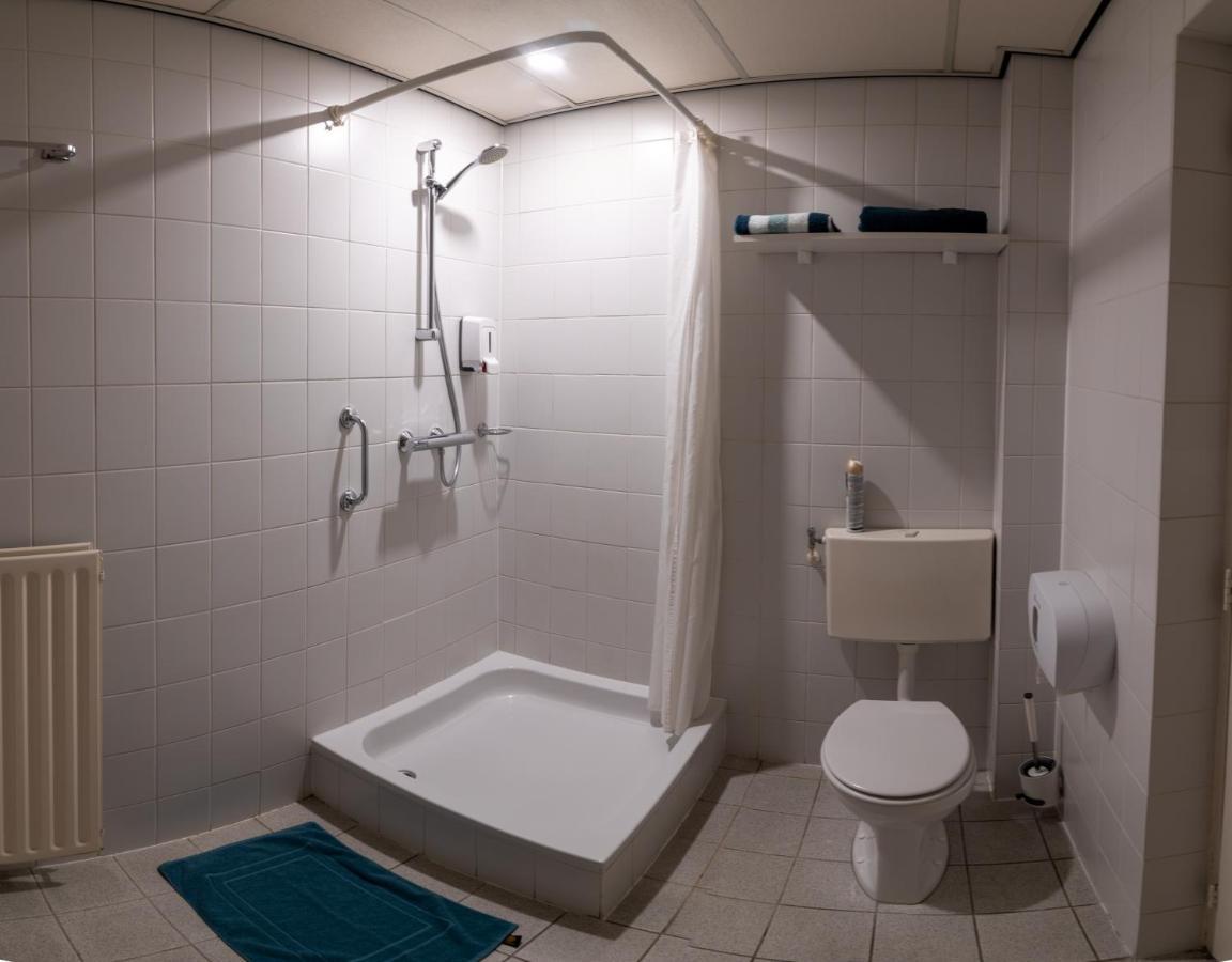 Hotel De Zwaan Schoondijke Bagian luar foto