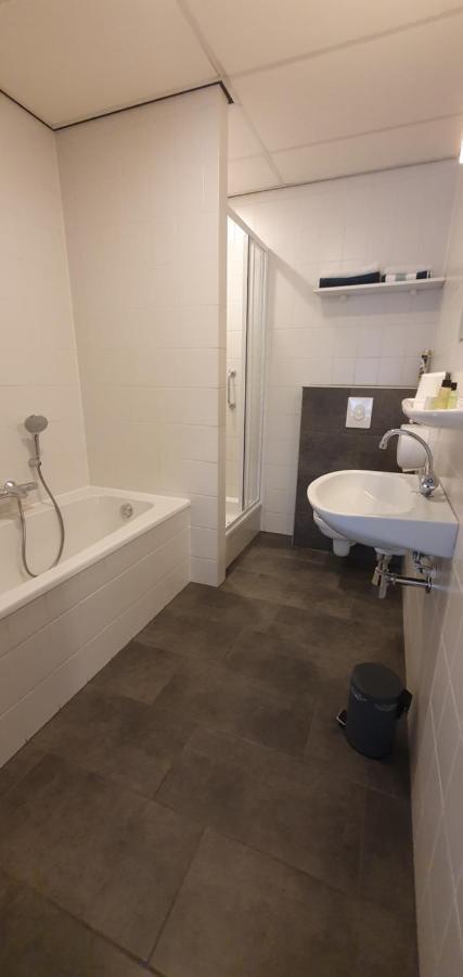 Hotel De Zwaan Schoondijke Bagian luar foto